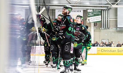 Philipp Stobbe (vorne) hat ein interessantes f&uuml;nftes Jahr im Trikot des H&ouml;chstadter EC hinter sich. Teil 1 der Saison-Einzelkritik bewertet die Torh&uuml;ter und Verteidiger der Alligators.