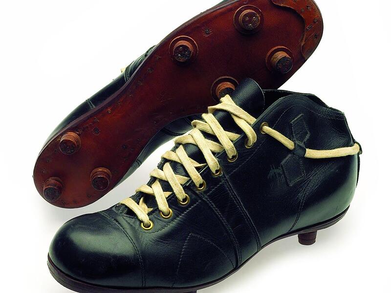 Ab 1951 hatte der Atom-Fu&szlig;ballschuh bereits Schraubstollen.