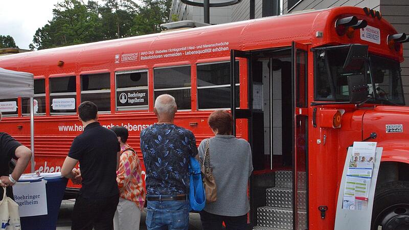 Der rote Bus von &bdquo;Herzenssache Lebenszeit&ldquo; wird am 27. Juni in Kulmbach Station machen.