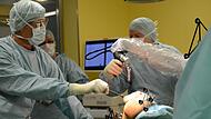Am Klinikum Forchheim können künstliche Gelenke   mithilfe eines Roboterarms präzise eingesetzt werden.