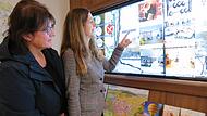 Stadträtin Rosi Jörig (l.) und die Leiterin des Kur- und Tourismus-Service, Anne Maria Schneider, probieren es gleich aus: das Bedienen des Terminals und das Abrufen der neuen Datenbank geht schnell und unkompliziert.
