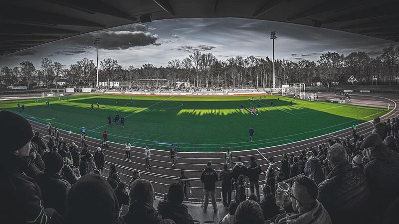 Der Rasen in Gr&uuml;n, die Zuschauer in Schwarz-Wei&szlig;: Fotografin Daniela Schreyer hat das Fuchs-Park-Stadion kurz vor Spielbeginn in Szene gesetzt.