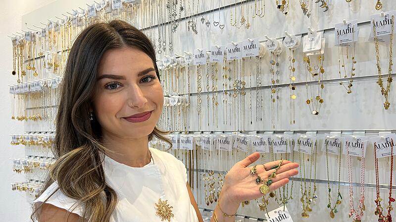 Dilara Erdin schwört auf Schmuck aus Edelstahl. In ihrem neuen Geschäft in der Webergasse in Coburg gibt es außerdem Taschen.