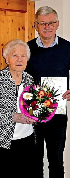 Litzendorfs Erster B&uuml;rgermeister Wolfgang M&ouml;hrlein mit der Jubilarin Ottilie Stahler.