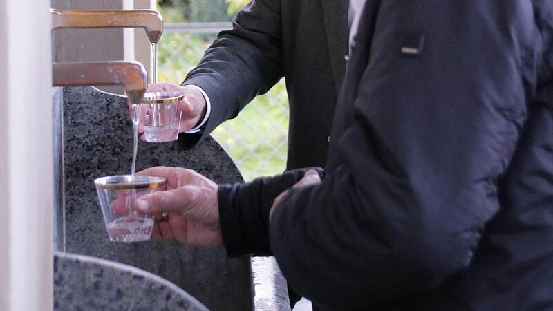 Gäste am Maxbrunnen am Bad Kissinger Kurgarten. Das IKOM untersucht, inwiefern solche Kuranwendungen medizinisch nachweisbar helfen.
