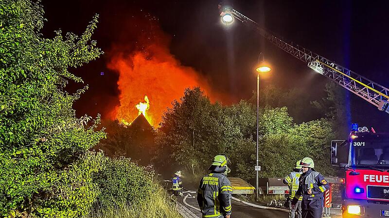 In Ebern brannte es im Bereich Mannlehen. F&uuml;r die Feuerwehren war es schwer, an den Brandort heranzukommen.