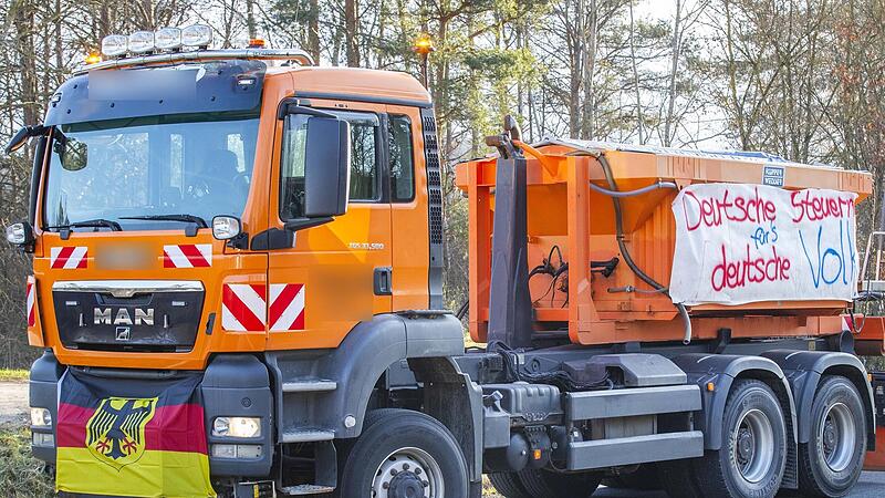 Wo liegen die Grenzen zwischen demokratischer Argumentation und propagandistischer Hetze? Beim Betrachten der Transparente und Demo-Fahrzeuge fällt auf: Es wird gehetzt und es wird Falsches weitergetragen. Das bringt uns nicht weiter. Wo liegen die Grenzen zwischen demokratischer Argumentation und propagandistischer Hetze? Beim Betrachten der Transparente und Demo-Fahrzeuge fällt auf: Es wird gehetzt und es wird Falsches weitergetragen. Das bringt uns nicht weiter.