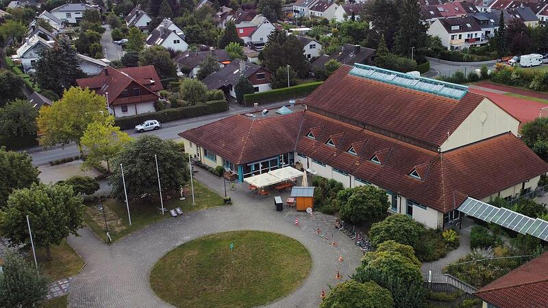 Auf dem Dach der Mehrzweckhalle in Großenseebach gibt es noch viel Platz für Photovoltaik. Auf dem Dach der Mehrzweckhalle in Großenseebach gibt es noch viel Platz für Photovoltaik.