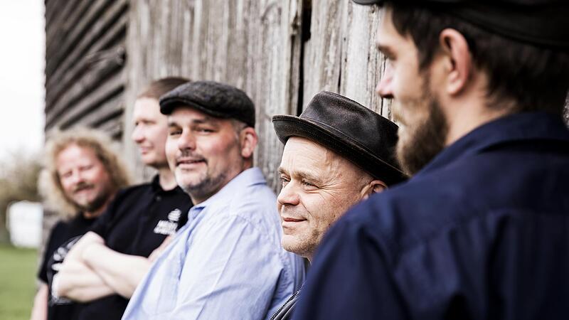 Sino Dee (Dritter von links) hat mit seiner Combo ein Album aufgenommen. Am Samstag stellen sie es bei einem Konzert in Coburg vor.