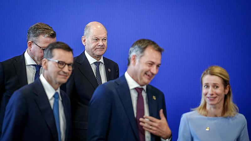 Mateusz Morawiecki, Ministerpr&auml;sident von Polen, Bundeskanzler Olaf Scholz (SPD), Alexander De Croo, Ministerpr&auml;sident von Belgien, und Kaja Kallas (v. l.), Ministerpr&auml;sidentin von Estland, stehen nach dem Familienfoto beim Informellen EU-Gipfel z...