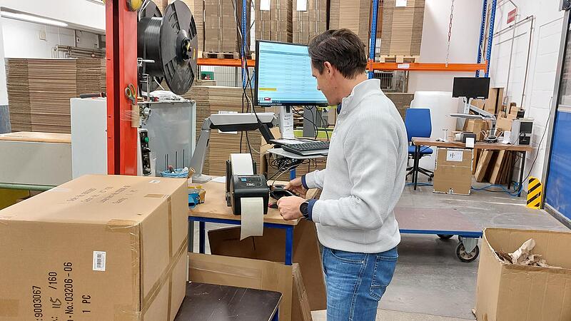 Benedikt Locker demonstriert das Problem der langsamen Verbindung.