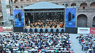 2023 gastierten die Hofer Symphoniker zum Abschluss der Open-air-Reihe auf der Plassenburg.