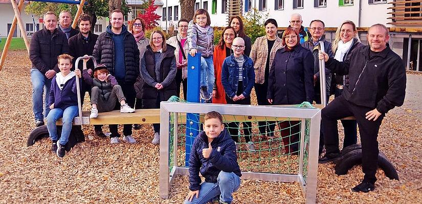 An der Lucas-Cranach-Grundschule herrscht große Freue über neue, gesponserte Pausengeräte. An der Lucas-Cranach-Grundschule herrscht große Freue über neue, gesponserte Pausengeräte.