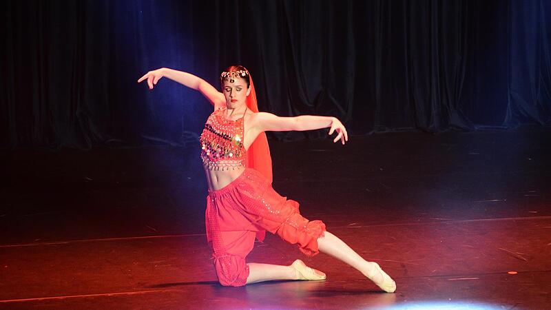 Rubina Depperschmidt tanzte das Solo aus „La Bayadere&rdquo; von Leon Minkus.