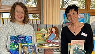 Kerstin Aloia und Rektorin Andrea Lorey pr&auml;sentieren die Buchpakete.