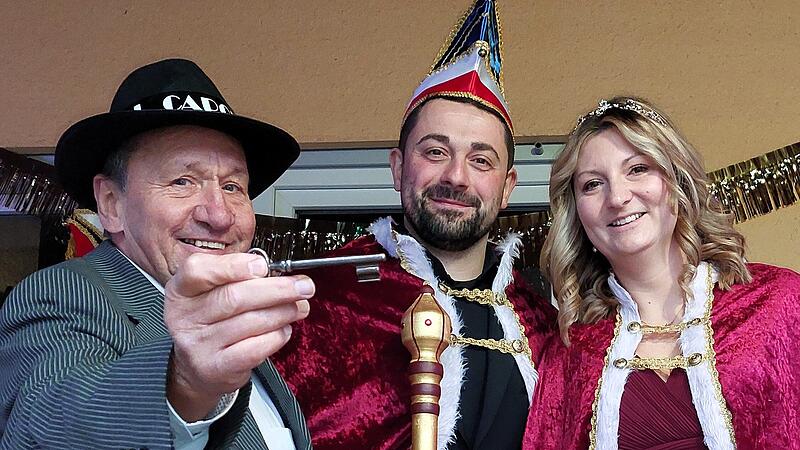 Das Marktrodacher Prinzenpaar bekam von Bürgermeister Norbert Gräbner den Rathausschlüssel. Das Marktrodacher Prinzenpaar bekam von Bürgermeister Norbert Gräbner den Rathausschlüssel.
