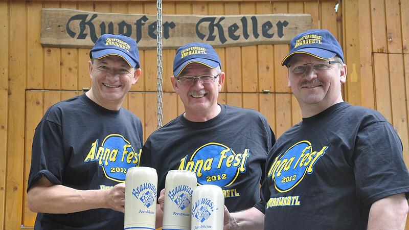 Zum Annafest 2012 genie&szlig;en Matern, Schramm und Zirnsack (v.&nbsp;l.) ihr Festbier vor dem schmucken Domizil.Forchheim & Fr&auml;nkische Schweiz