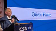 Oliver Flake heißt der Kandidat der CSU für die Wahl um das Amt des Landrats am 8. März 2026. Er setzte sich parteiintern gegen zwei andere Mitbewerber durch.