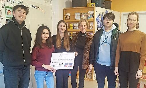 Sch&uuml;ler und Lehrerin Verona Heinrich bei der Scheck&uuml;bergabe an Vorsitzende Annerose Ackermann.