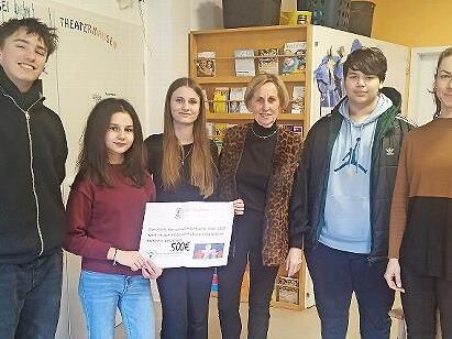 Sch&uuml;ler und Lehrerin Verona Heinrich bei der Scheck&uuml;bergabe an Vorsitzende Annerose Ackermann.