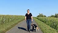 Nicole Hegel genie&szlig;t den t&auml;glichen Spaziergang mit ihren Hunden &uuml;ber die Flur.