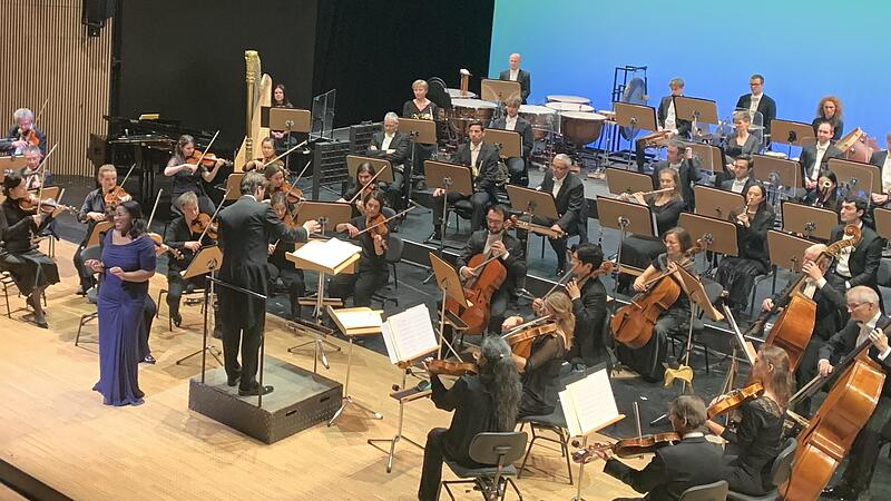 Hlengiwe Precious Mkhwanazi und das Philharmonische Orchester Landestheater Coburg unter Leitung von Daniel Carter bei ihrem leidenschaftlichen Einsatz für Zuversicht und Mut im neuen Jahr.