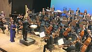 Hlengiwe Precious Mkhwanazi und das Philharmonische Orchester Landestheater Coburg unter Leitung von Daniel Carter bei ihrem leidenschaftlichen Einsatz für Zuversicht und Mut im neuen Jahr.