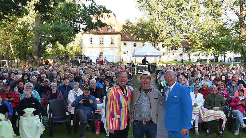 Der Kultursommer im neugestalteten Schlosspark begeisterte an fünf Abenden. Der Humorist Oti Schmelzer (Mitte) ließ bei seinem Heimspiel seine Verbindungen zu seinen Freunden aus „Fastnacht in Franken“ spielen und brachte unter anderem Volker Heiß...