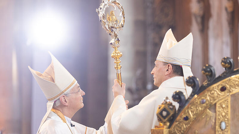 Ludwig Schick &uuml;bergibt den Bischofsstab an den neuen Bamberger Erzbischof Herwig G&ouml;ssl.