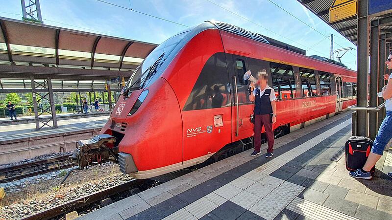 Nichts geht mehr:  Mit dem Megafon h&auml;lt eine Mitarbeiterin der Deutschen Bahn am Bamberger Bahnhof Zugreisende in spe vom Zusteigen in den &uuml;berf&uuml;llten Regio-Zug nach N&uuml;rnberg ab. Ein Zeitzeugnis.
