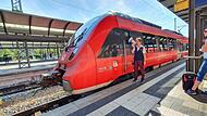 Nichts geht mehr:  Mit dem Megafon hält eine Mitarbeiterin der Deutschen Bahn am Bamberger Bahnhof Zugreisende in spe vom Zusteigen in den überfüllten Regio-Zug nach Nürnberg ab. Ein Zeitzeugnis.