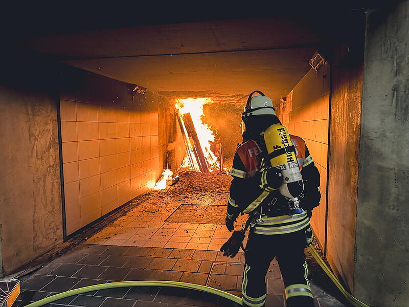 Am vergangenen Freitag (4.7.2025) ist es in den fr&uuml;hen Morgenstunden zu einem Brand in der Fu&szlig;g&auml;ngerunterf&uuml;hrung in der Heinrichstra&szlig;e in Hirschaid gekommen. Mehrere Feuerwehrleute waren im Einsatz vor Ort.