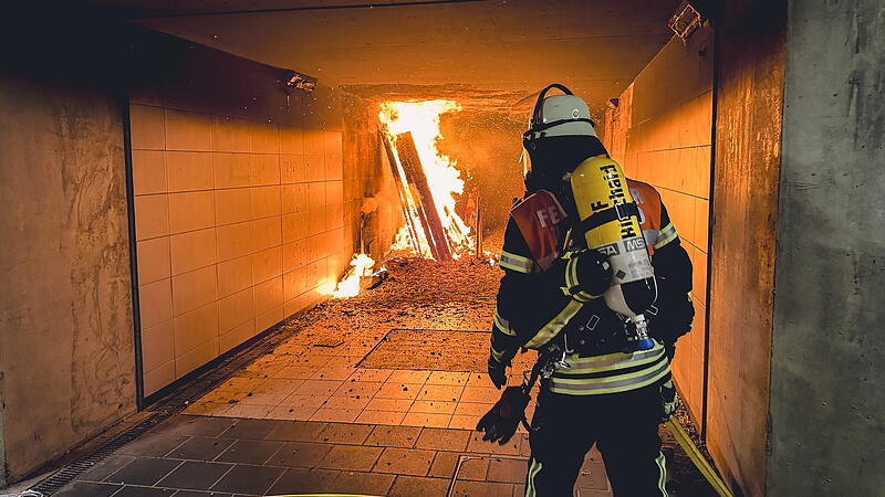 Am vergangenen Freitag (4.7.2025) ist es in den frühen Morgenstunden zu einem Brand in der Fußgängerunterführung in der Heinrichstraße in Hirschaid gekommen. Mehrere Feuerwehrleute waren im Einsatz vor Ort.