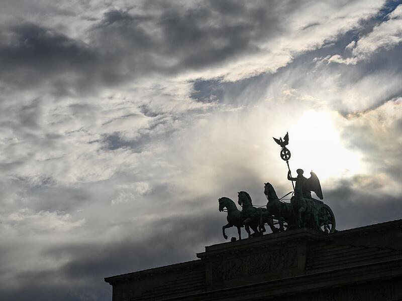 Wolkenhimmel über dem Brandenburger Tor