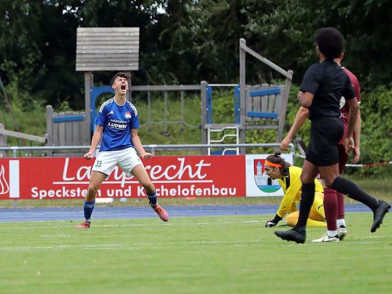 Burgebrach gg Röslau 160725 07 Jubel Plätzer nach Tor