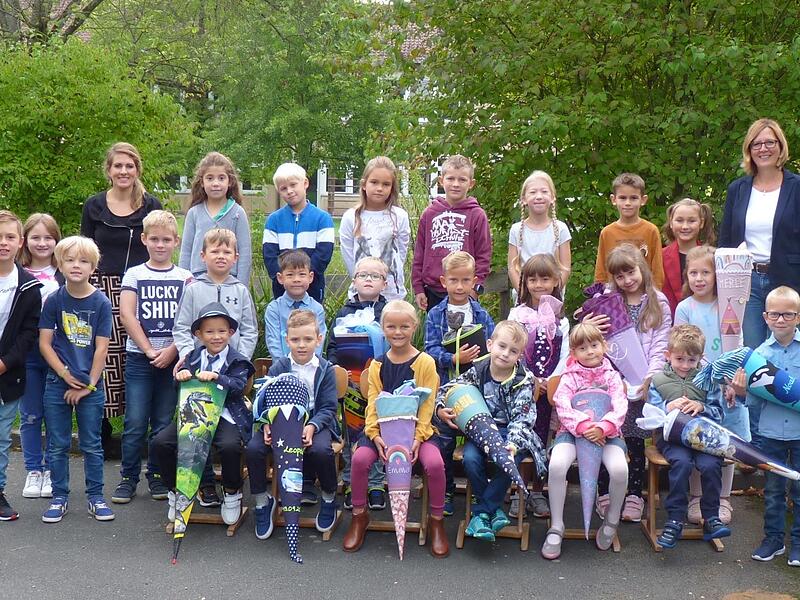 Die Klasse 1/2a der Max-Hundt-Schule Kulmbach  mit Klassenleiterin Irina Gick (links) und Rektorin Anja Buchdrucker (rechts)2022 Schulanfang