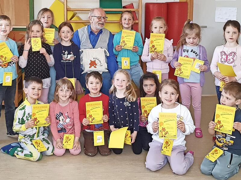 Stolz pr&auml;sentieren die Vorschulkinder ihre Urkunden, die sie als Bibliotheksf&uuml;hrerschein ausgeh&auml;ndigt bekamen.