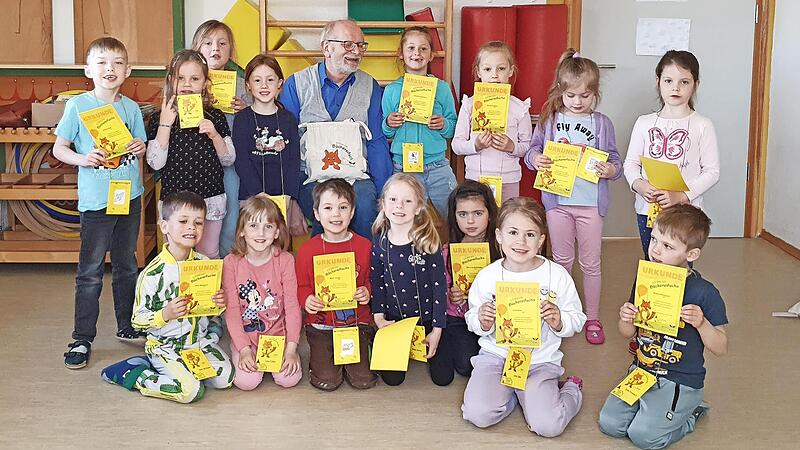 Stolz pr&auml;sentieren die Vorschulkinder ihre Urkunden, die sie als Bibliotheksf&uuml;hrerschein ausgeh&auml;ndigt bekamen.