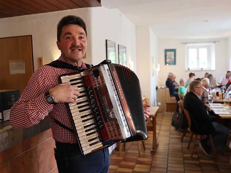 Klaus Albrecht spielt auf seinem Akkordeon einfach nur zum Spa&szlig;. Beim Singen haben die Teilnehmer Spenden gemacht - und der Musikant hat die Summe auf 1000 Euro aufgestockt. F&uuml;r die Sanierung des Kindergartens.
