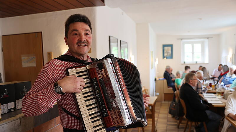 Klaus Albrecht spielt auf seinem Akkordeon einfach nur zum Spa&szlig;. Beim Singen haben die Teilnehmer Spenden gemacht - und der Musikant hat die Summe auf 1000 Euro aufgestockt. F&uuml;r die Sanierung des Kindergartens.
