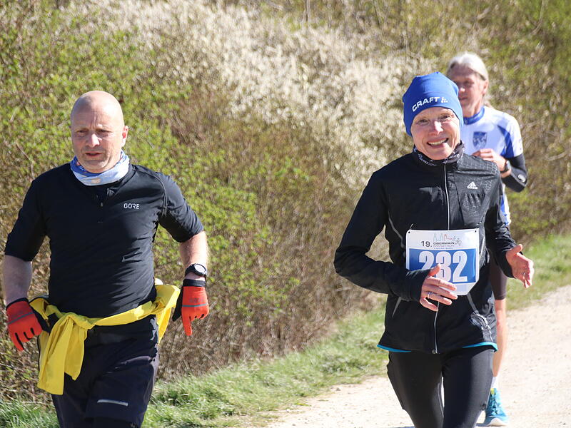 Strahlender Sonnenschein, aber nur niedrige Plusgrade erwartete die L&auml;ufer beim 19. Obermain-Marathon rund um Bad Staffelstein. Die Marathon-Strecke f&uuml;hrte wieder an den beiden Wahrzeichen der Kurstadt, dem Kloster Banz und der Basilika Vierzehnheiligen vorbei.