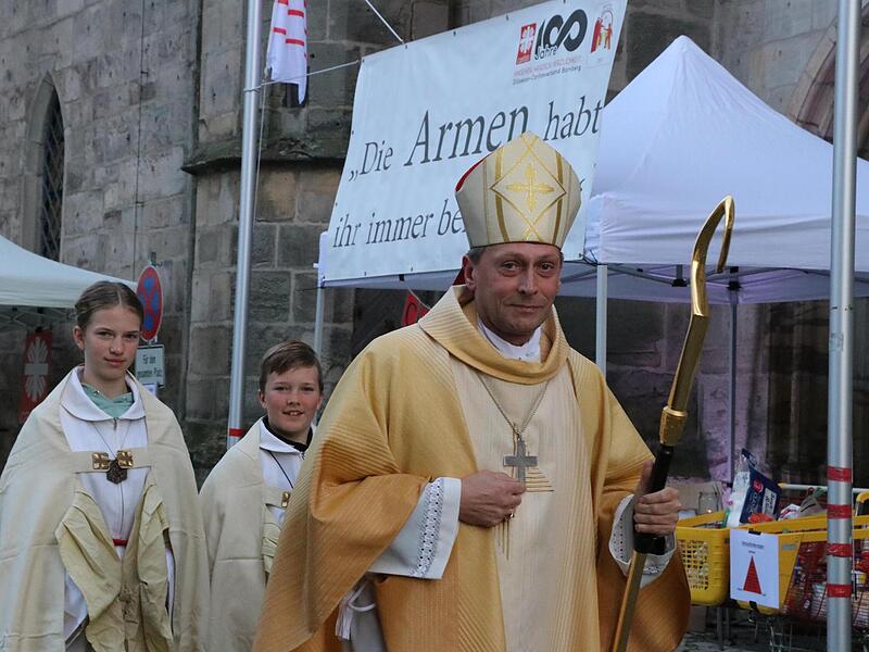 Herwig G&ouml;ssl vor der Kronacher Stadtpfarrkirche