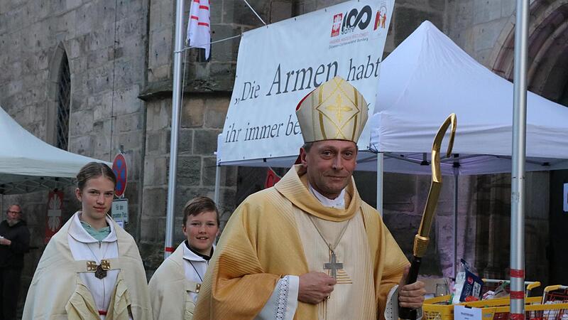 Herwig G&ouml;ssl vor der Kronacher Stadtpfarrkirche