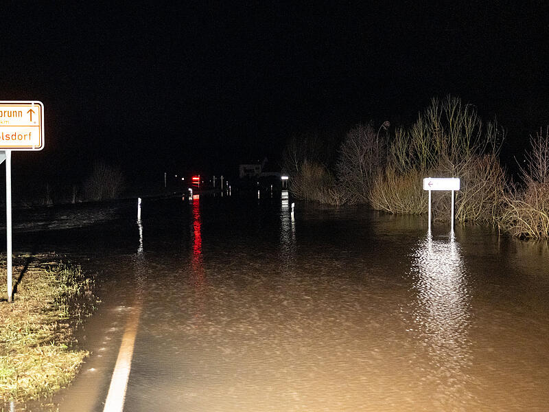 Hochwasserlage in Franken angespannt: Einsatzkr&auml;fte bereiten etliche Sands&auml;cken vorHochwasser im Landkreis Bamberg