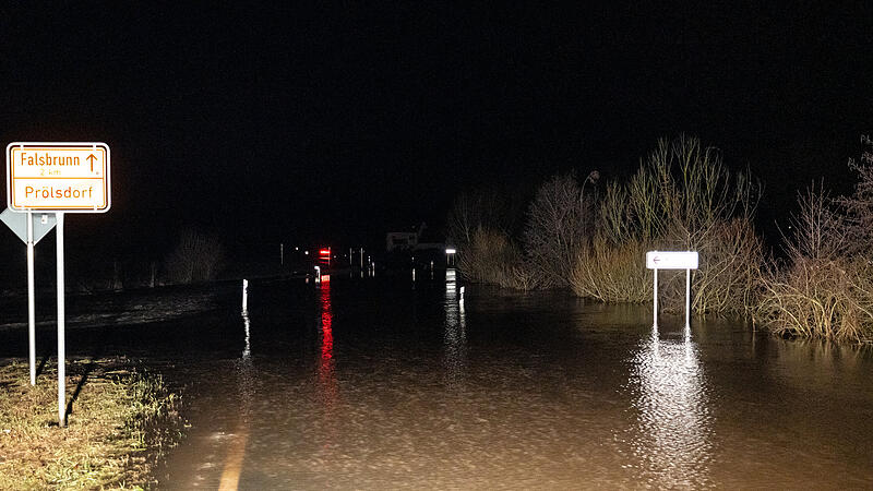 Hochwasserlage in Franken angespannt: Einsatzkr&auml;fte bereiten etliche Sands&auml;cken vorHochwasser im Landkreis Bamberg