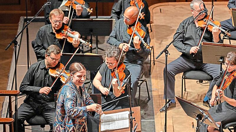 Sie leisteten eine fantastische Arbeit: Die Tschechische Philharmonie mit der grandiosen Dirigentin Dalia Stasevska.Julia Milberger Sie leisteten eine fantastische Arbeit: Die Tschechische Philharmonie mit der grandiosen Dirigentin Dalia Stasevska.Julia Milberger