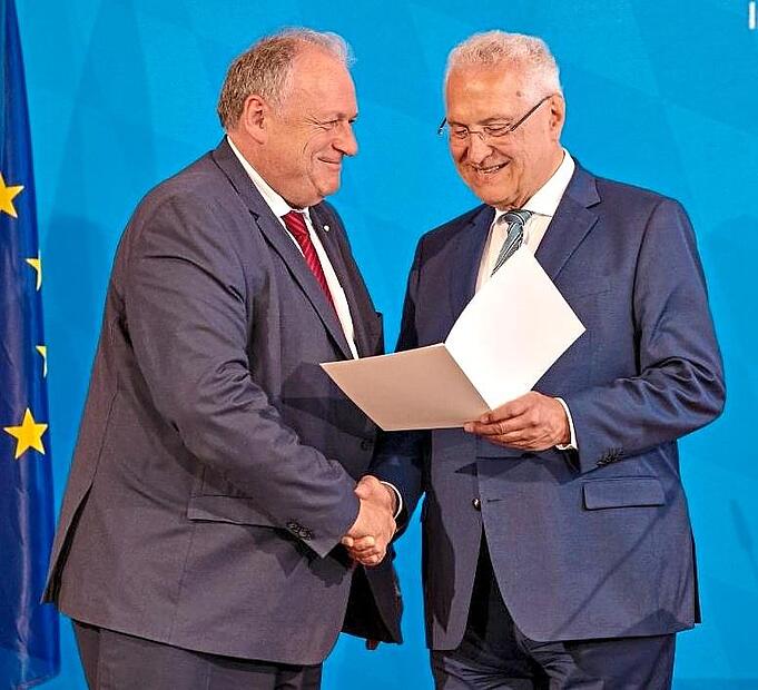 Walter Nussel (links) wurde von Innen- und Kommunalminister Joachim Herrmann mit der Kommunalen Verdienstmedaille in Silber ausgezeichnet.Andrea Beier Walter Nussel (links) wurde von Innen- und Kommunalminister Joachim Herrmann mit der Kommunalen Verdienstmedaille in Silber ausgezeichnet.Andrea Beier