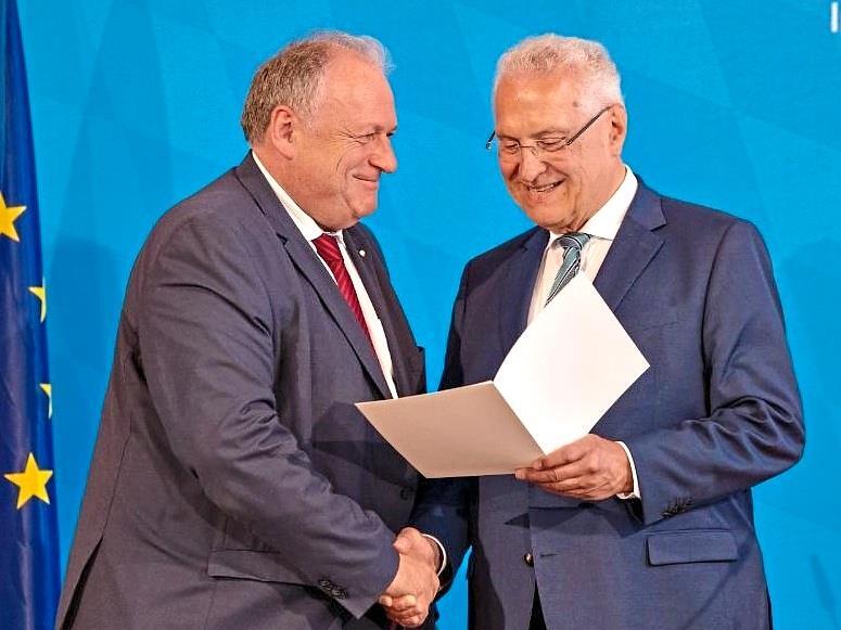 Walter Nussel (links) wurde von Innen- und Kommunalminister Joachim Herrmann mit der Kommunalen Verdienstmedaille in Silber ausgezeichnet.Andrea Beier