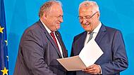Walter Nussel (links) wurde von Innen- und Kommunalminister Joachim Herrmann mit der Kommunalen Verdienstmedaille in Silber ausgezeichnet.Andrea Beier Walter Nussel (links) wurde von Innen- und Kommunalminister Joachim Herrmann mit der Kommunalen Verdienstmedaille in Silber ausgezeichnet.Andrea Beier
