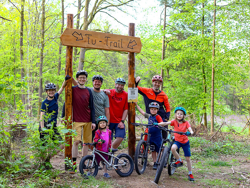 Eine Gruppe  Mountainbiker baut an den Bierstadt-Trails in den W&auml;ldern rund um Kulmbach. Die Radler d&uuml;rfen sich auf Strecken   mit verschiedenen Schwierigkeitsgraden freuen.